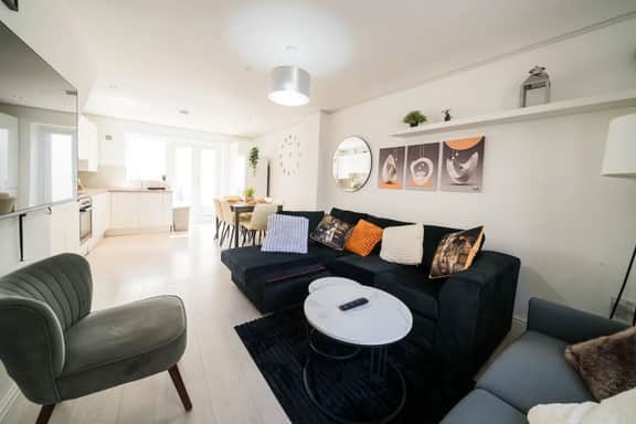 Premium 3 Bed Cardiff City Sleeps 9 with Free Parking - Image 3