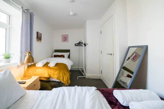 Premium 3 Bed Cardiff City Sleeps 9 with Free Parking - Image 5
