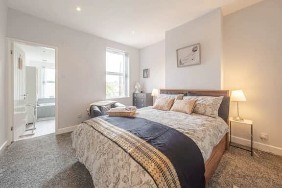 The Landmark: Comfy 2BR Home in Rugby | Sleeps 5 - Image 2