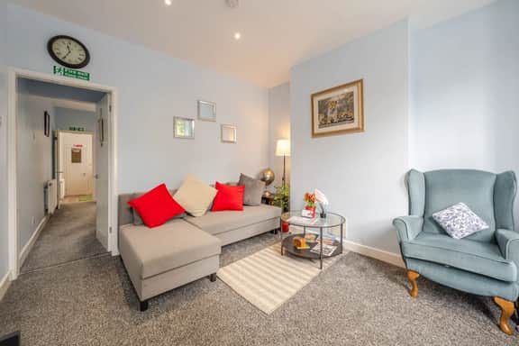 The Landmark: Comfy 2BR Home in Rugby | Sleeps 5 - Image 3