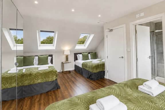 Spacious 3BR Flat Sleeps 7 in Greenford - Image 5
