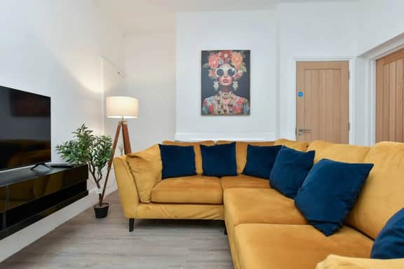 Contractor-Friendly 6BR 6 En-Suites | Free Parking - Image 2