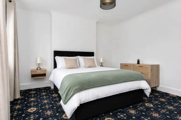 Contractor-Friendly 6BR 6 En-Suites | Free Parking - Image 4