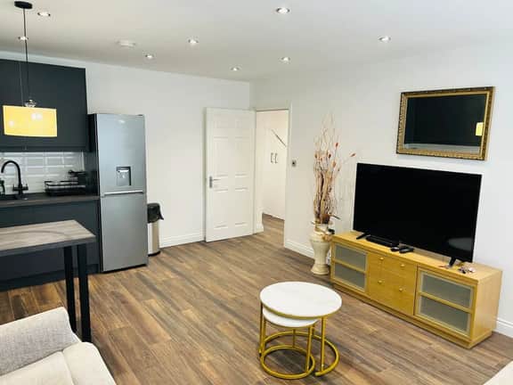 1-Bed Apt Close to Town Centre & Train Station - Image 5