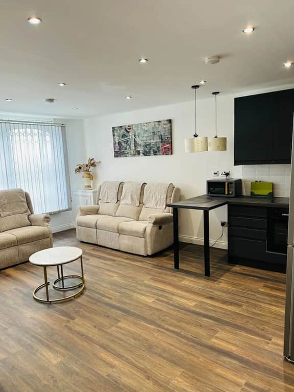 1-Bed Apt Close to Town Centre & Train Station - Image 3