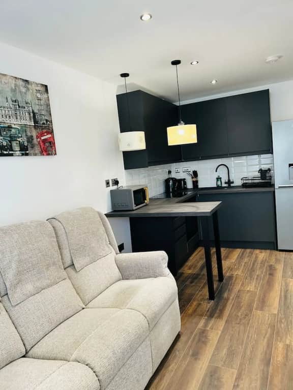 1-Bed Apt Close to Town Centre & Train Station - Image 4