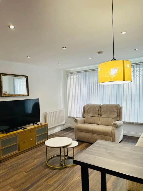 1-Bed Apt Close to Town Centre & Train Station - Image 2