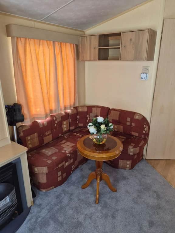 Cosy Caravan: 2BR in Sandown Sleeps 4 with Free Parking - Image 2