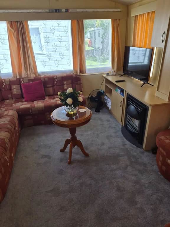 Cosy Caravan: 2BR in Sandown Sleeps 4 with Free Parking - Image 4
