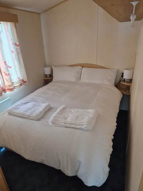 Cosy Caravan: 2BR in Sandown Sleeps 4 with Free Parking - Image 5
