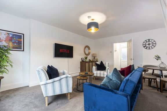 The Cosy Pavilion: Stylish 2BR Home with Free Street Parking - Image 2