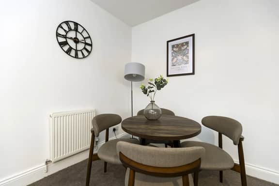 The Cosy Pavilion: Stylish 2BR Home with Free Street Parking - Image 4