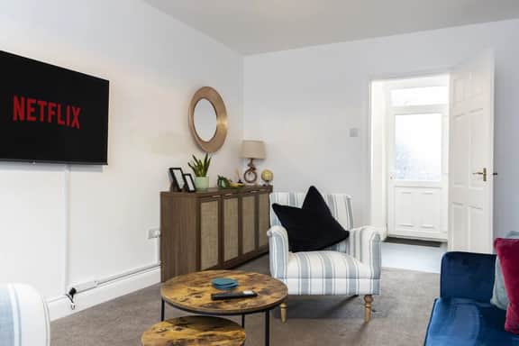 The Cosy Pavilion: Stylish 2BR Home with Free Street Parking - Image 5
