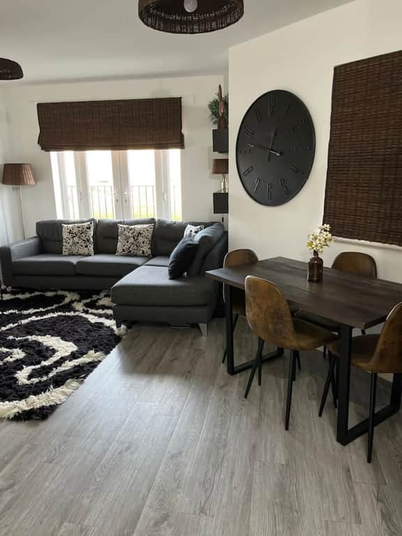 1BR Flat near M6Jct23/A580 with multi car parking - Image 5