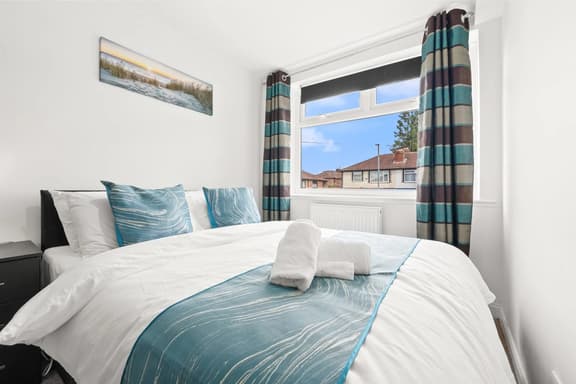 Modern & Spacious 4-Bedroom Residence in Crumpsall - Image 1