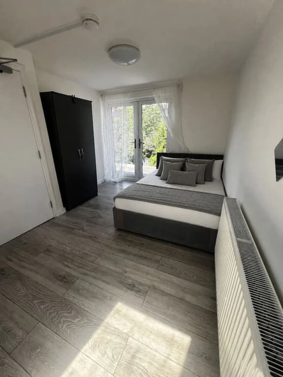Room 4, 2 Twickenham Gardens, London - Image 1