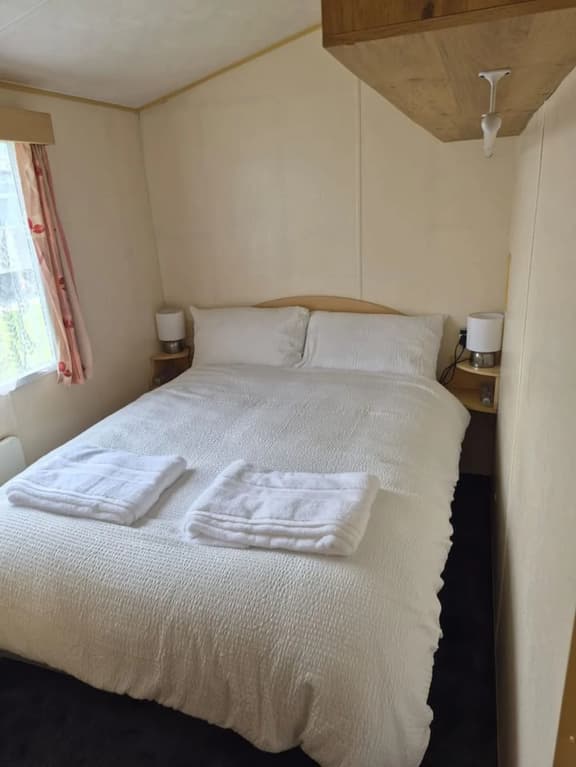 Cosy Caravan: 2BR in Sandown Sleeps 4 with Free Parking - Image 1